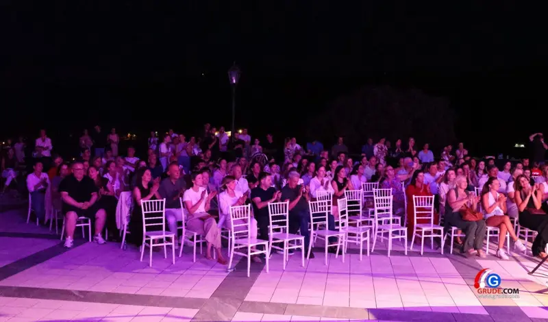 FOTO: Klapa Šufit razgalila srca Gruđana, čaroban koncert na platou crkve svete Kate