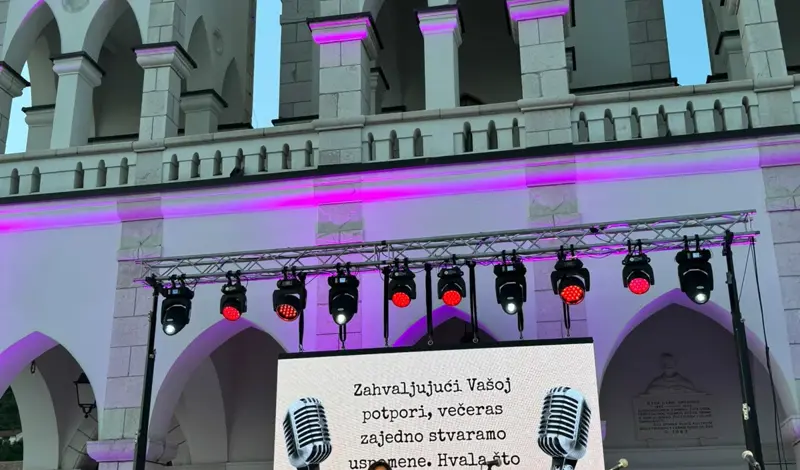 FOTO: Klapa Šufit razgalila srca Gruđana, čaroban koncert na platou crkve svete Kate