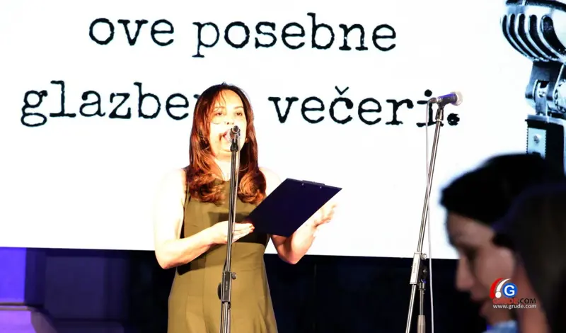 FOTO: Klapa Šufit razgalila srca Gruđana, čaroban koncert na platou crkve svete Kate