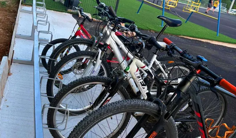 BK Grude na 12 igrališta postavio biciklističke parkinge FOTO