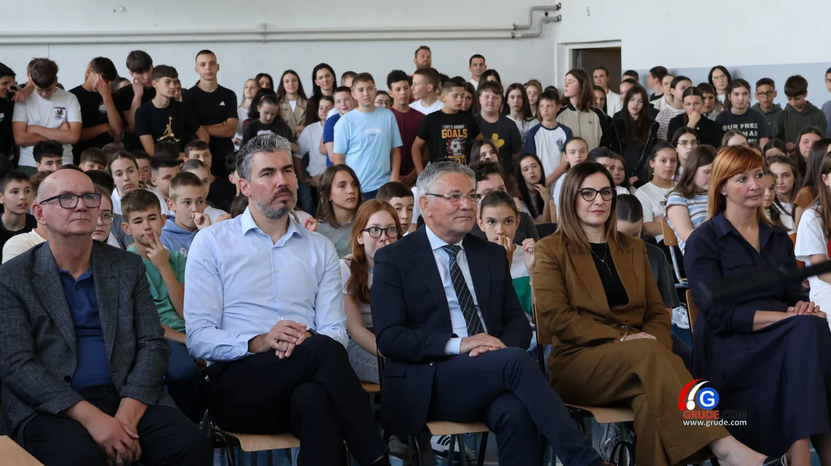 U OŠ Ruđera Boškovića stručnjaci SUMIT-a održali predavanje o sigurnosti na internetu FOTO
