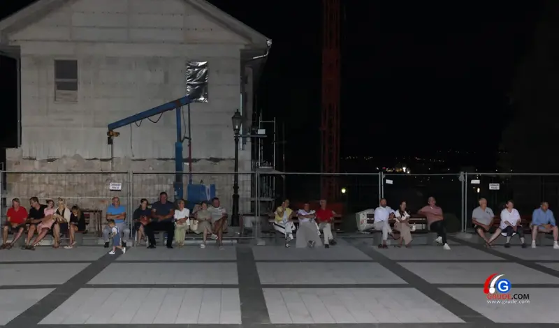 FOTO: Klapa Šufit razgalila srca Gruđana, čaroban koncert na platou crkve svete Kate