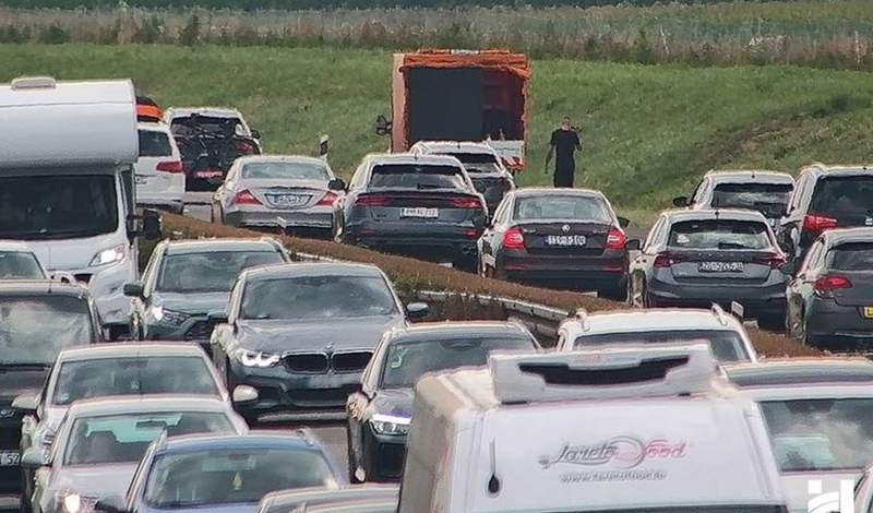 Gužve prema moru, kaos na granici zbog nestanka struje, bujice, nesreće...