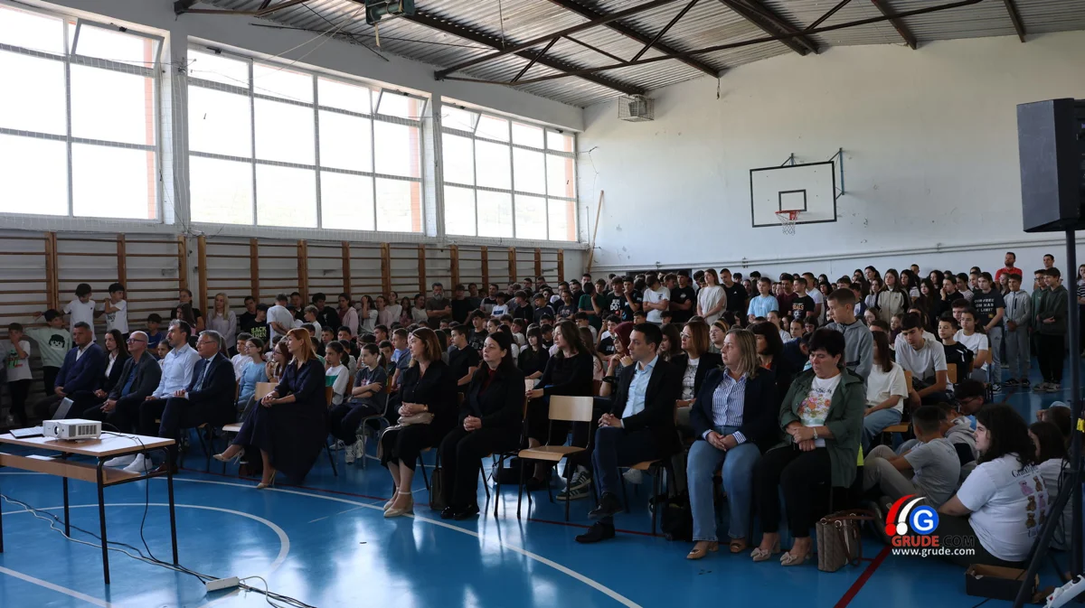 U OŠ Ruđera Boškovića stručnjaci SUMIT-a održali predavanje o sigurnosti na internetu FOTO