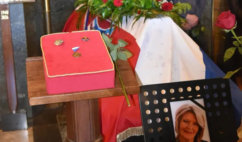 FOTO/VIDEO Heroina Julienne Eden Bušić ispraćena na posljednji počinak