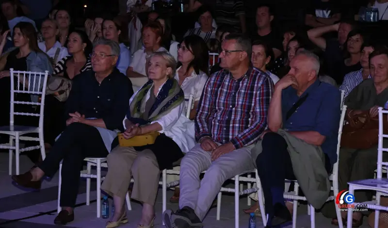 FOTO: Klapa Šufit razgalila srca Gruđana, čaroban koncert na platou crkve svete Kate