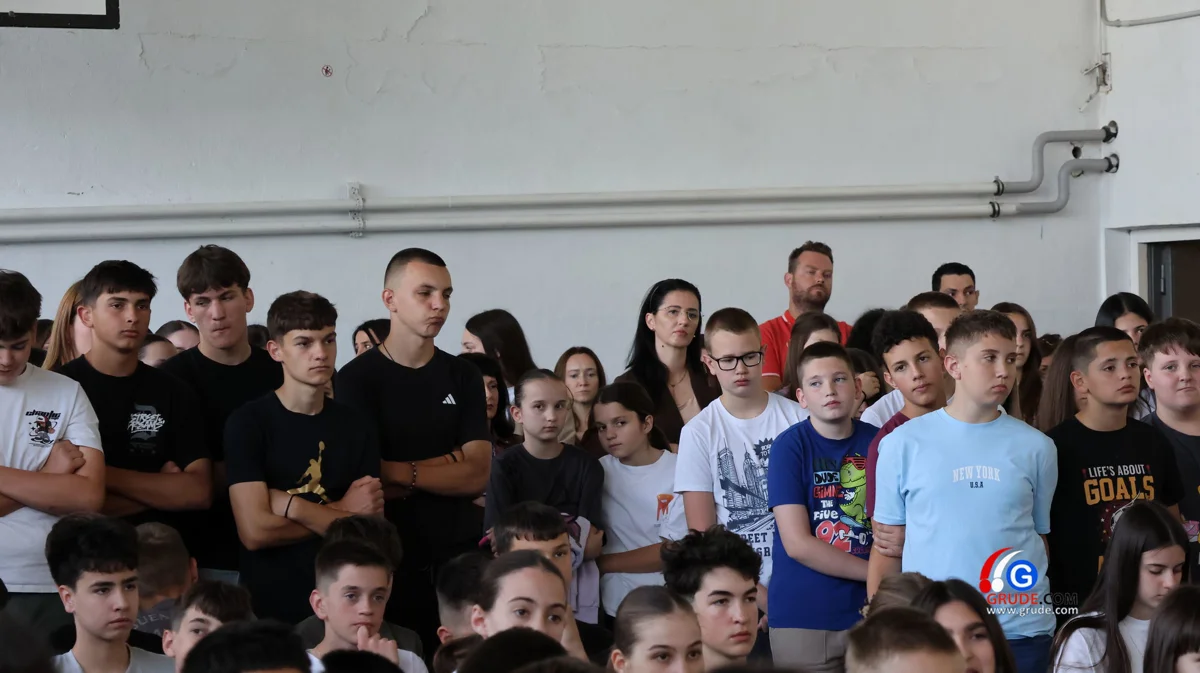 U OŠ Ruđera Boškovića stručnjaci SUMIT-a održali predavanje o sigurnosti na internetu FOTO