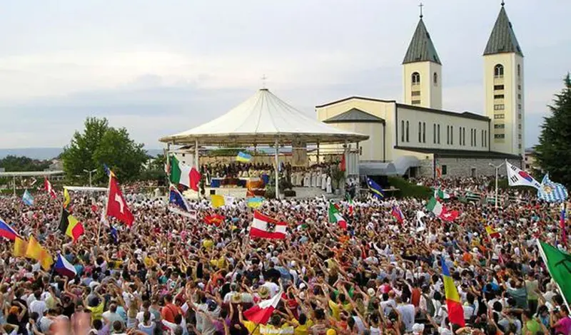 Deseci tisuća mladih iz cijelog svijeta okupili se u Međugorju: Započeo 37. Mladifest