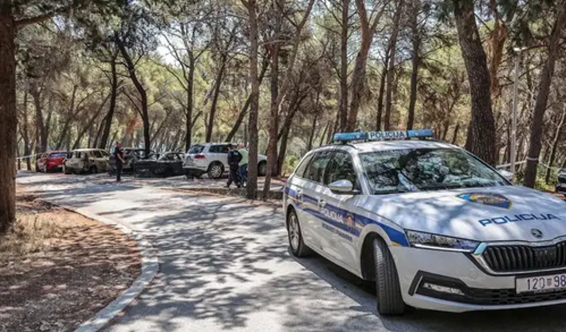 Tri automobila izgorjela u Trogiru