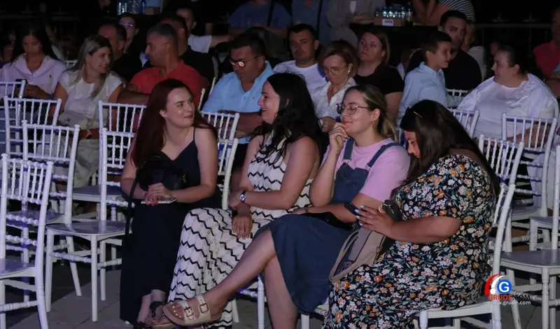 FOTO: Klapa Šufit razgalila srca Gruđana, čaroban koncert na platou crkve svete Kate