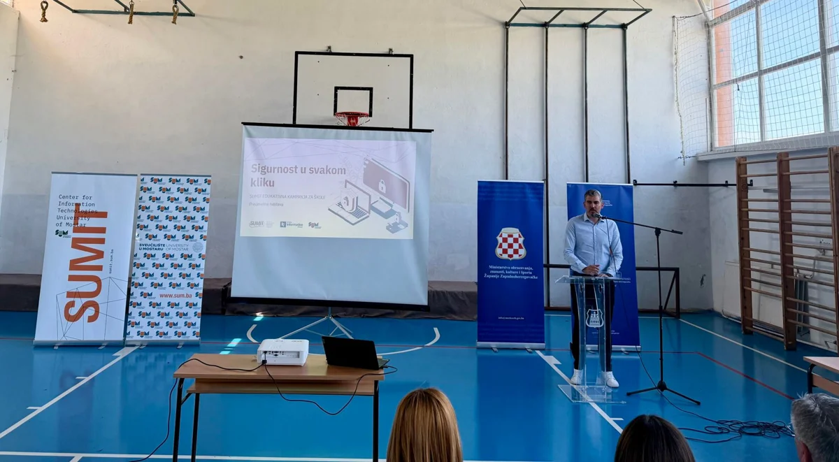U OŠ Ruđera Boškovića stručnjaci SUMIT-a održali predavanje o sigurnosti na internetu FOTO