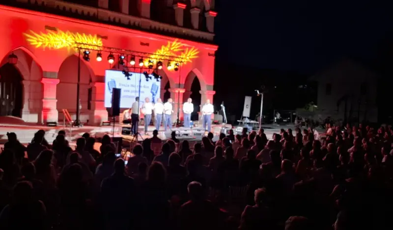 FOTO: Klapa Šufit razgalila srca Gruđana, čaroban koncert na platou crkve svete Kate