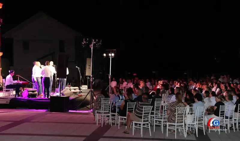 FOTO: Klapa Šufit razgalila srca Gruđana, čaroban koncert na platou crkve svete Kate