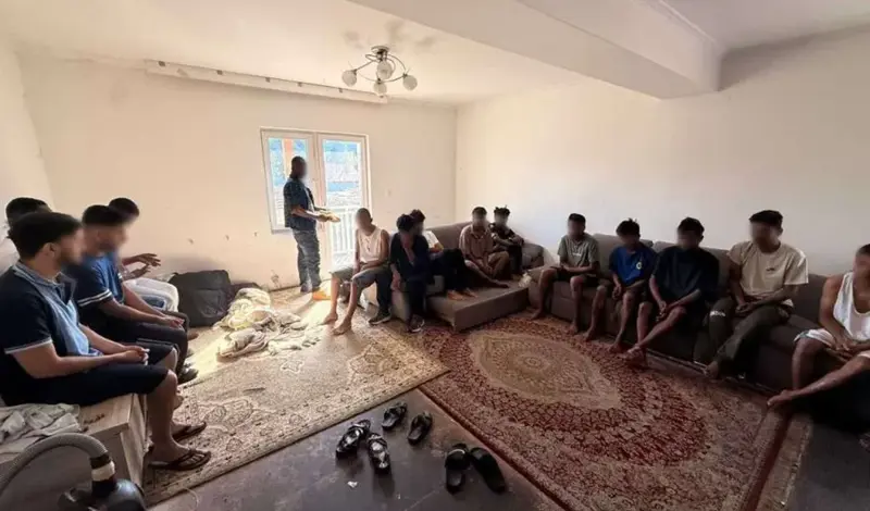 Inspektori upali u objekt i pronašli 19 migranata te hrpu putovnica
