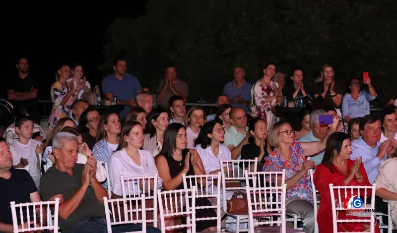 FOTO: Klapa Šufit razgalila srca Gruđana, čaroban koncert na platou crkve svete Kate
