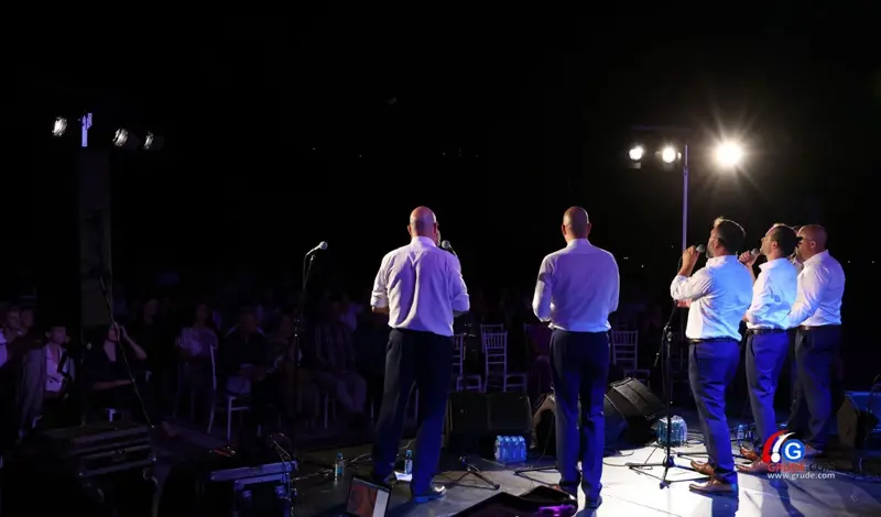 FOTO: Klapa Šufit razgalila srca Gruđana, čaroban koncert na platou crkve svete Kate