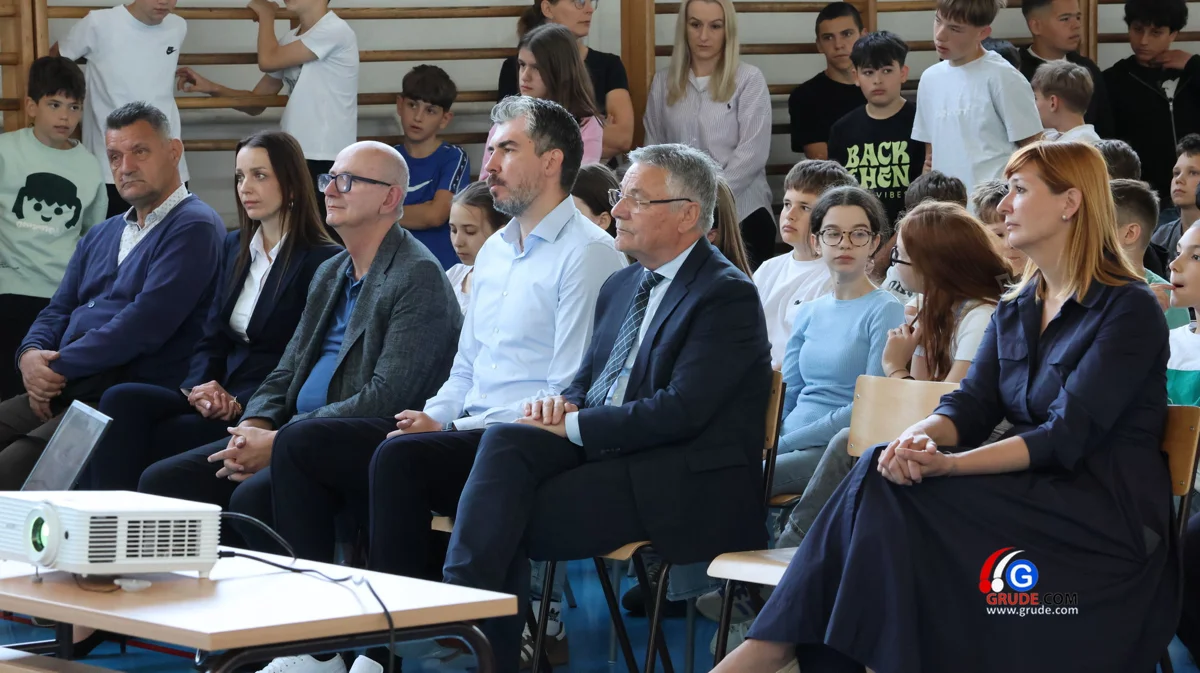 U OŠ Ruđera Boškovića stručnjaci SUMIT-a održali predavanje o sigurnosti na internetu FOTO