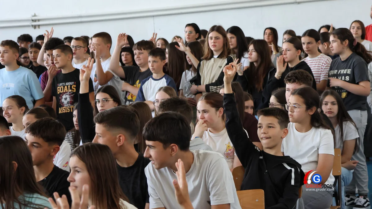 U OŠ Ruđera Boškovića stručnjaci SUMIT-a održali predavanje o sigurnosti na internetu FOTO