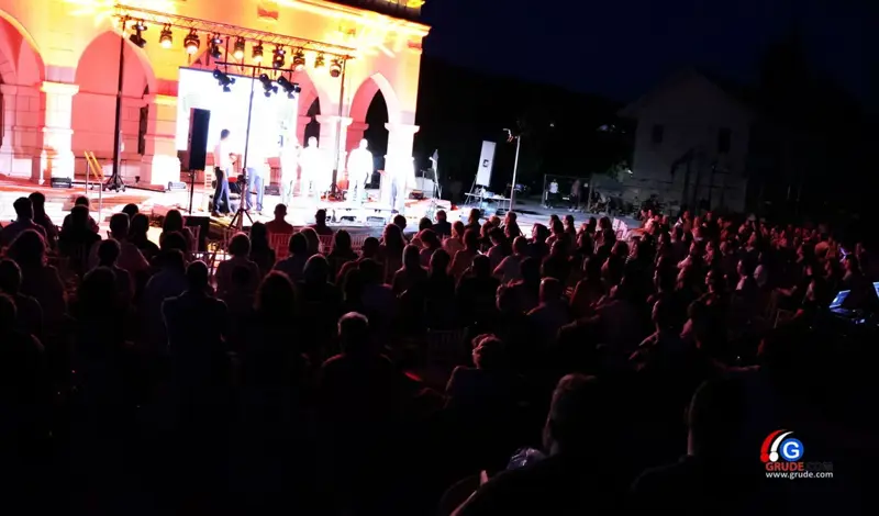 FOTO: Klapa Šufit razgalila srca Gruđana, čaroban koncert na platou crkve svete Kate