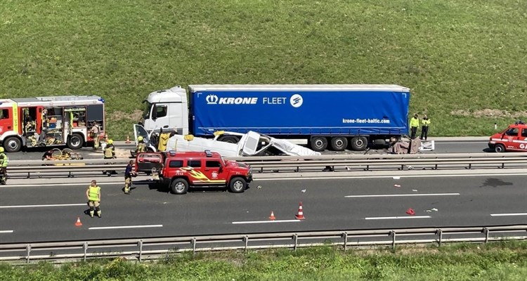 Na autocesti Maribor-Ljubljana poginulo pet osoba iz Rusije. Kombi kojeg je vozio Ukrajinac udario u kamion i došlo do tragedije