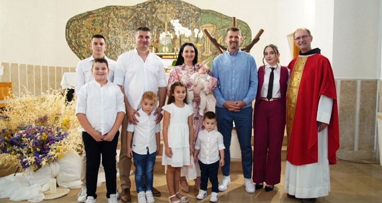 U obitelji Falak kršteno sedmo dijete FOTO