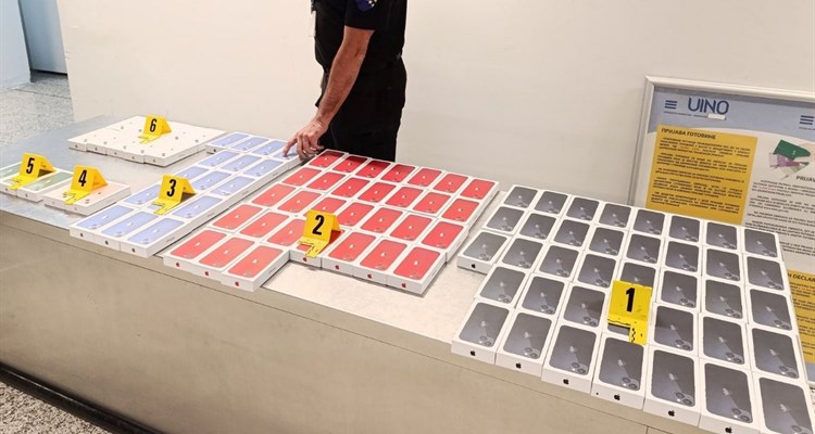 Pokušali na aerodromu prošvercati 123 iphonea