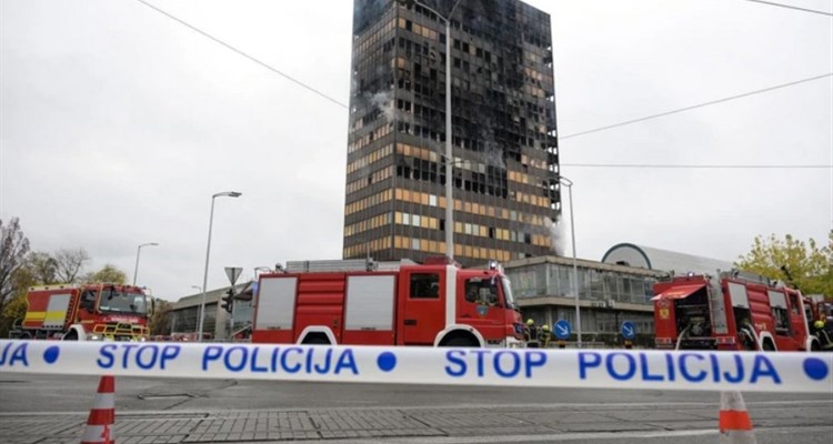 Vjesnikov neboder tinja, pojavljuje se i plamen - statičari na terenu