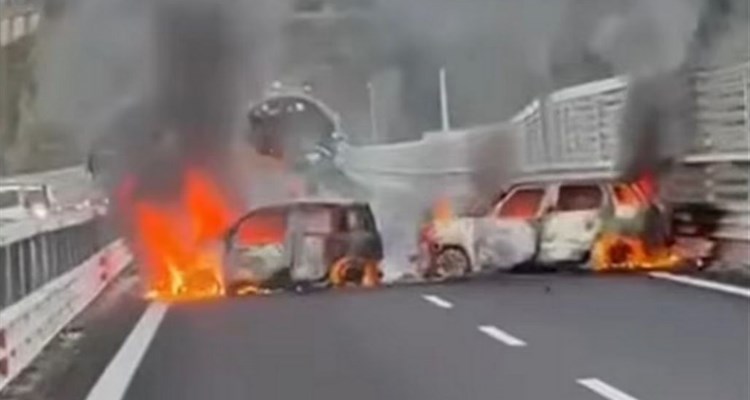 Kao na Dužicama: Pljačkaši na autocesti zapalili vozila i odnijeli milijune