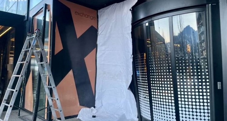 Autom se zabili u ulaz trgovačkog centra pa pobjegli, ostavili i vozilo