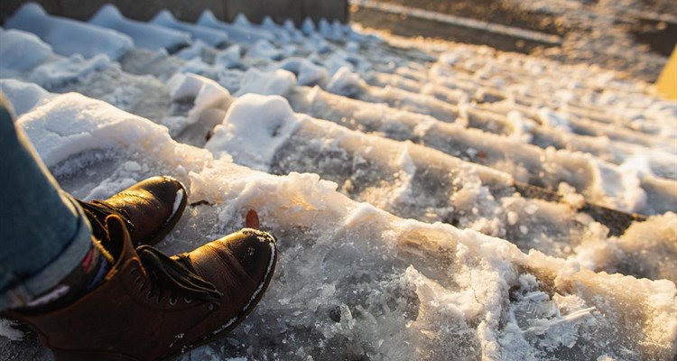 Jeftini kućni trik kojim ćete se riješiti leda sa stepenica i ulaza