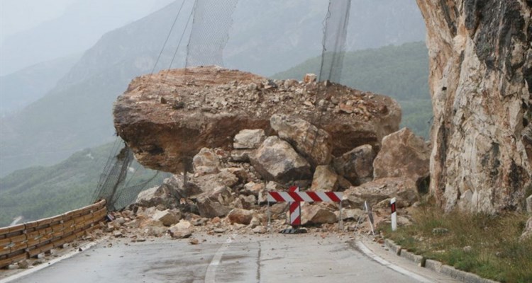 Zbog učestalih odrona počeli radovi na sanaciji ceste Makarska-Vrgorac