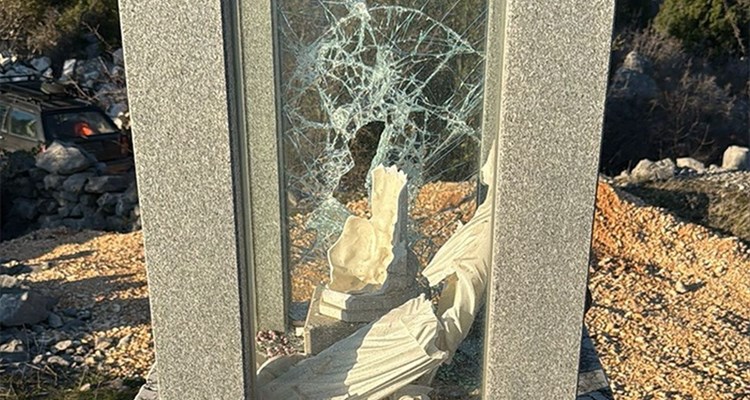 Bezbožnici razbili kip Blažene Djevice Marije kod Čapljine 