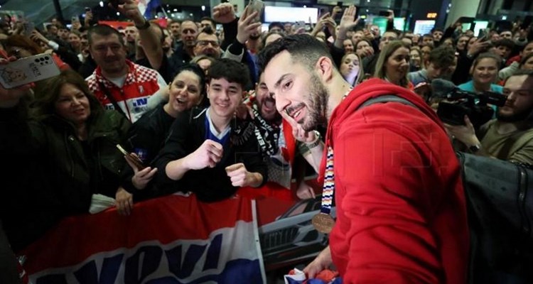 Brončani rukometaši sletjeli u Zagreb, navijači ih čekali u zračnoj luci