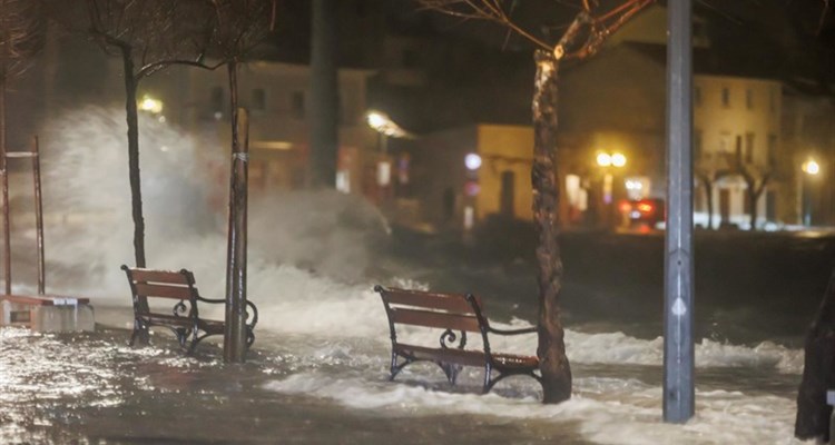 Dalmacija je pod vodom! Dižu se brane od vreća i dasaka! Najgore dolazi noćas, bitno je izdržati