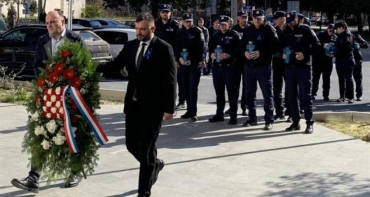 Plava vrpca na reveru policajca u čast poginulim kolegama