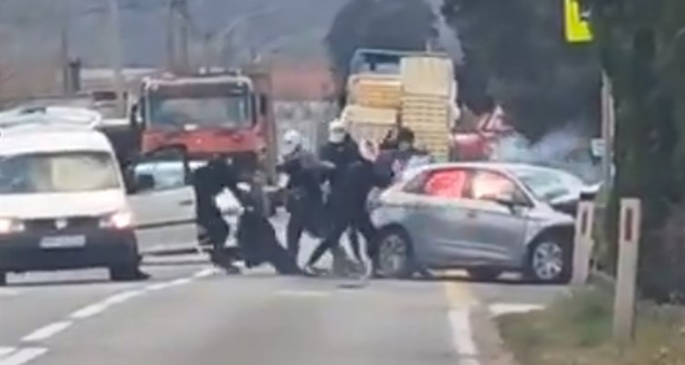 Napali vozača i uzrokovali prometnu nesreću, a onda zapalili napadnuto vozilo VIDEO