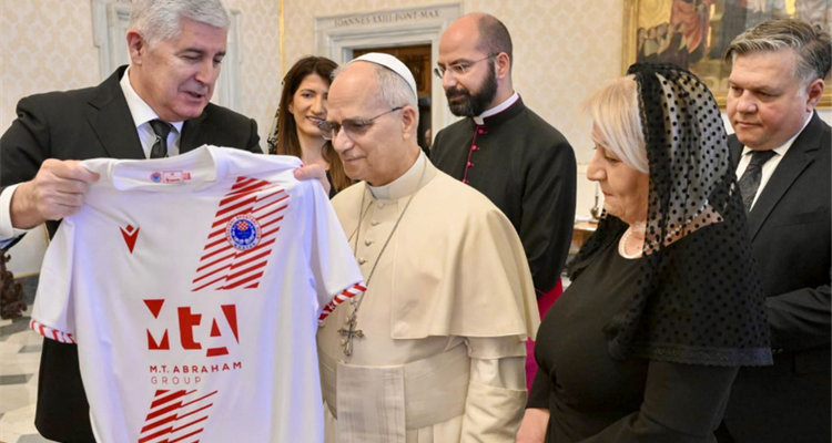 Papa na dar dobio dres Zrinjskog s posvetom, pozvan da iduće godine posjeti Mostar i BiH