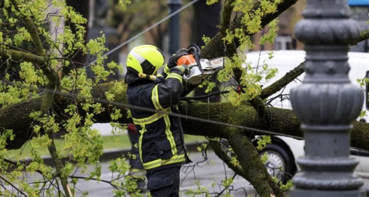 U nevremenu u Zagrebu oštećene 24 osnovne i 16 srednjih škola