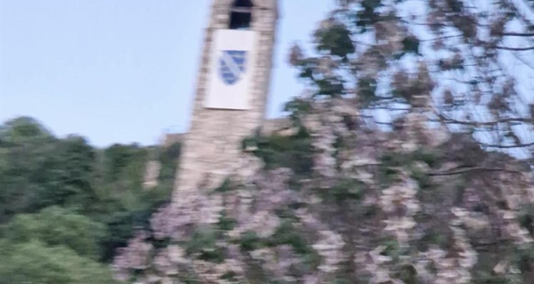 Grad Čapljina oštro osudio postavljanje zastave s ljiljanima u Počitelju: ''Svjesno unošenje nemira''