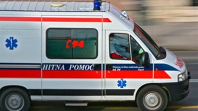 Žena pronašla bebu u vrećici pored kontejnera