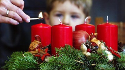 Svećenik objasnio zašto je važno da obitelji zajedno pale svijeće na adventskom vijencu