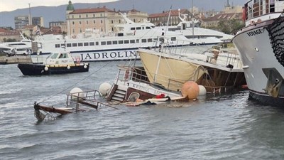 Uslijed nevremena u Splitu potonuo brod
