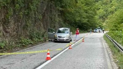Strašna tragedija u BiH: Stijena pala na auto, djevojka izgubila život
