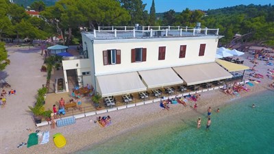 FOTO: Žuta kuća u Makarskoj je objekt najbliži moru, evo koliko košta noćenje i što se sve nudi