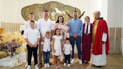 U obitelji Falak kršteno sedmo dijete FOTO