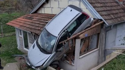 VIDEO Auto u Srbiji završio na kući, objavljena snimka 