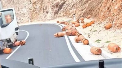 Plinske boce rasute po cesti kod Mostara!