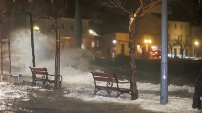Dalmacija je pod vodom! Dižu se brane od vreća i dasaka! Najgore dolazi noćas, bitno je izdržati