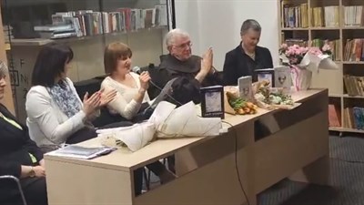 Prepuna knjižnica s oduševljenjem dočekala nove knjige Mirjane Barać: 'Nebo u nama' i 'Šapat vremena'