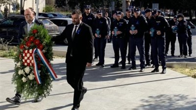 Plava vrpca na reveru policajca u čast poginulim kolegama